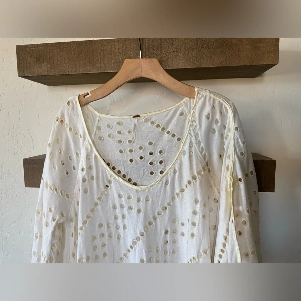 Free People|Boho blouse “Dot to dot eyelet top with split bell sleeves•Oversized